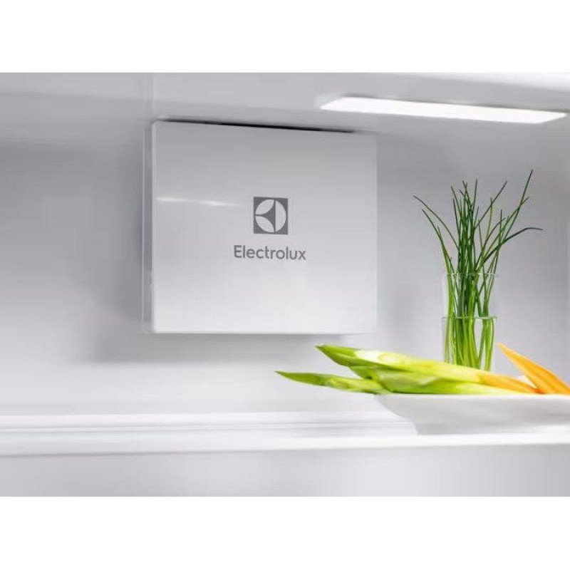Холодильник с морозильной камерой Electrolux LNG7TE18S